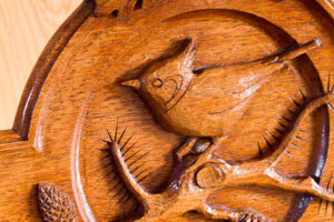 Houtsnijwerk schrijftafel detail